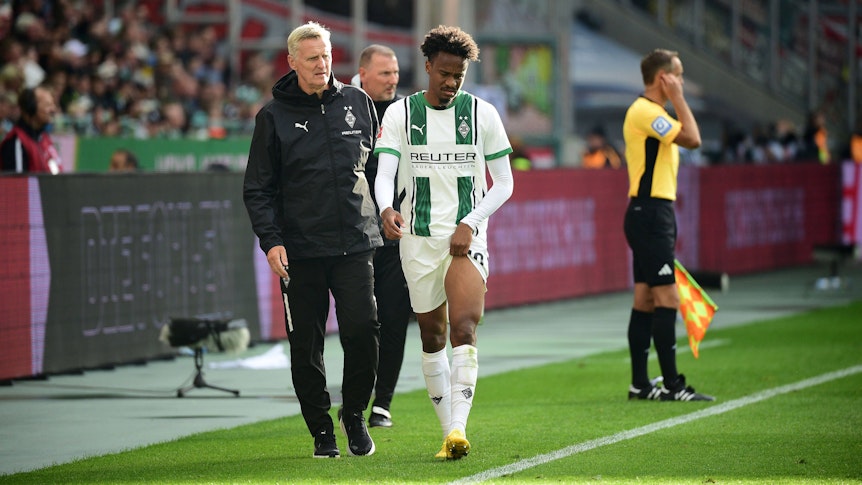 Borussia Mönchengladbachs Nathan Ngoumou geht nach seiner Auswechslung vom Platz und hält sich den linken Oberschenkel.