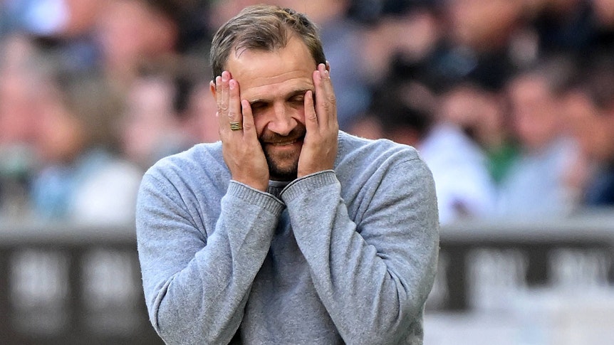 Union Berlins Trainer Bo Svensson schlägt im Spiel bei Borussia Mönchengladbach die Hände vor dem Gesicht zusammen.