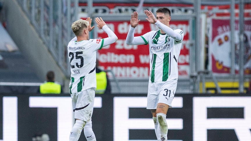 Robin Hack und Tomas Cvancara klatschen sich erleichtert ab.