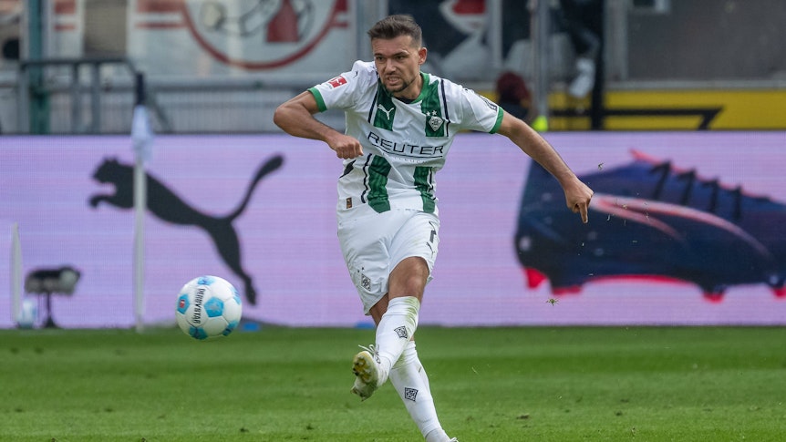 Kevin Stöger flankt den Ball.