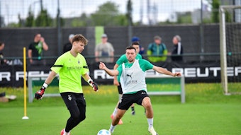 Moritz Nicolas und Kevin Stöger kämpfen im Training um den Ball.