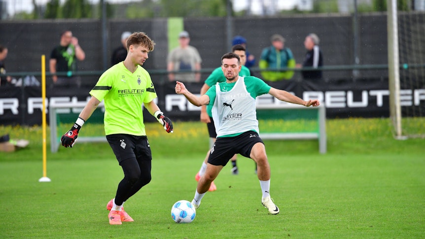 Moritz Nicolas und Kevin Stöger kämpfen im Training um den Ball.
