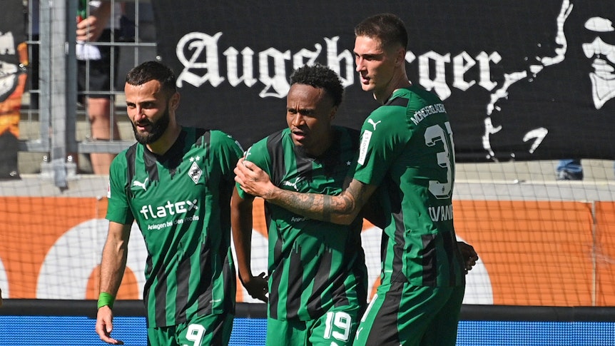 Franck Honorat, Nathan Ngoumou und Tomas Cvancara bejubeln ein Tor.