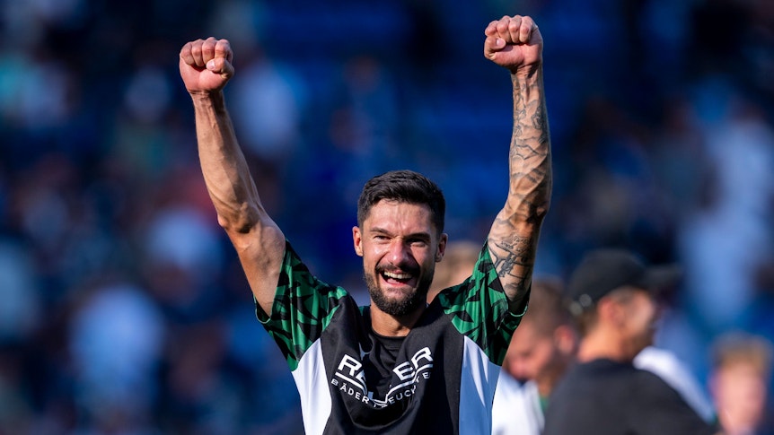 Borussia Mönchengladbachs Tim Kleindienst jubelt in Bochum nach dem Schlusspfiff und reckt die Fäuste in die Höhe.