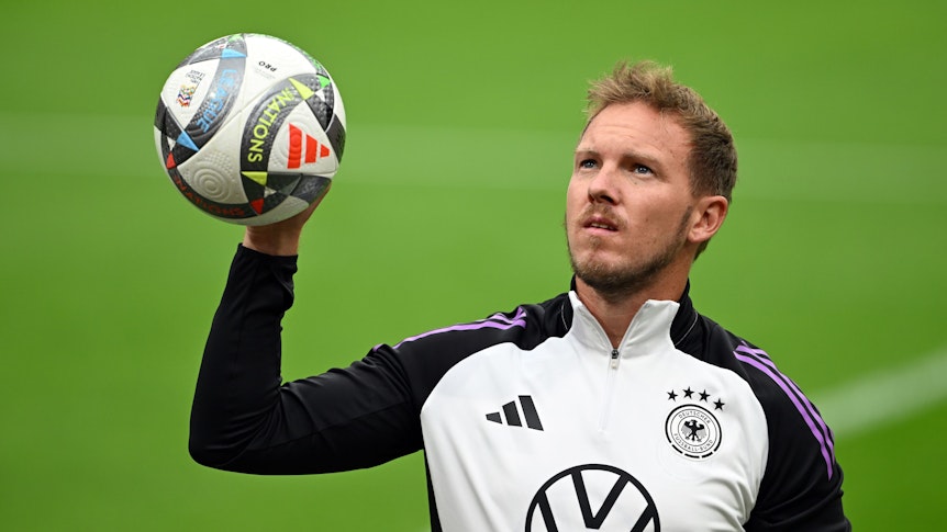 Deutschlands Bundestrainer Julian Nagelsmann hält beim Training einen Ball in der rechten Hand.