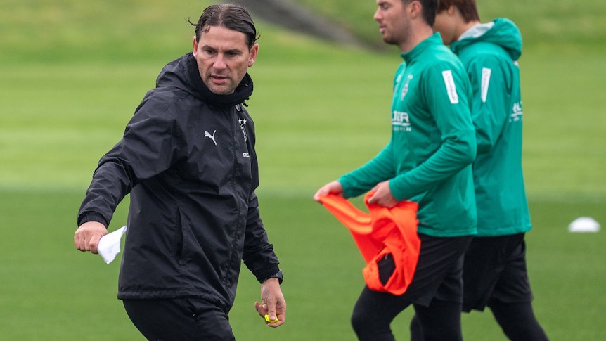 Borussia Mönchengladbachs Trainer Gerardo Seoane gibt seinen Spielern im Training Anweisungen.