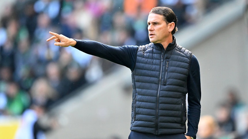 Gerardo Seoane zeigt während eines Bundesliga-Spiels etwas an.