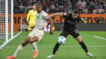 Joe Scally im Zweikampf.