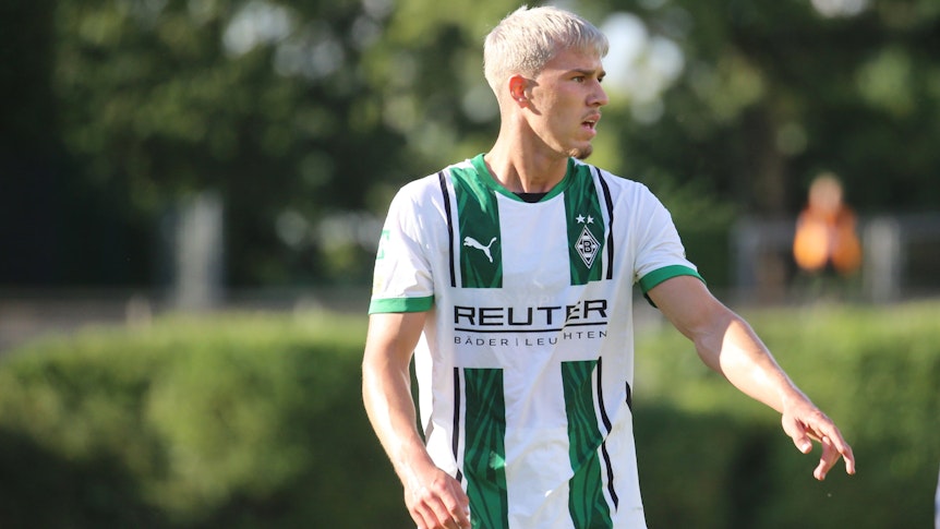 Noah Pesch im Trikot von Borussia Mönchengladbach.