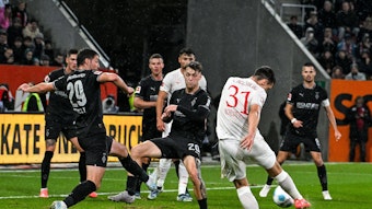 Luca Netz und Joe Scally können ein Gegentor gegen den FC Augsburg nicht verhindern.