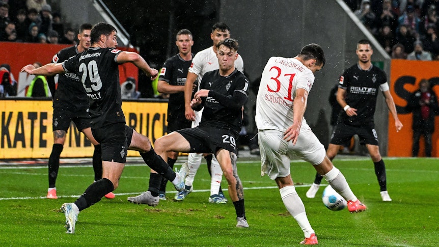 Luca Netz und Joe Scally können ein Gegentor gegen den FC Augsburg nicht verhindern.