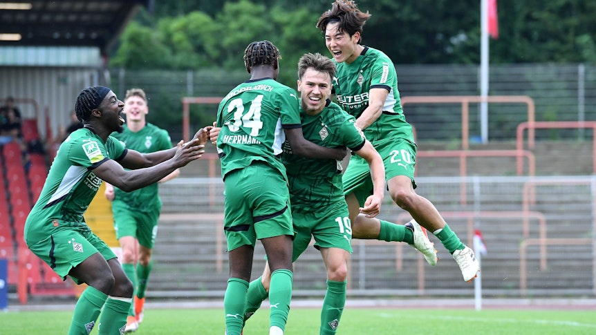 Spieler der U23 von Borussia Mönchengladbach bejubeln einen Treffer.