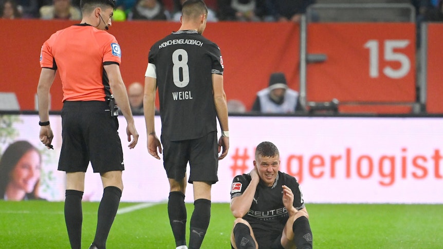 Nico Elvedi liegt verletzt auf dem Boden.