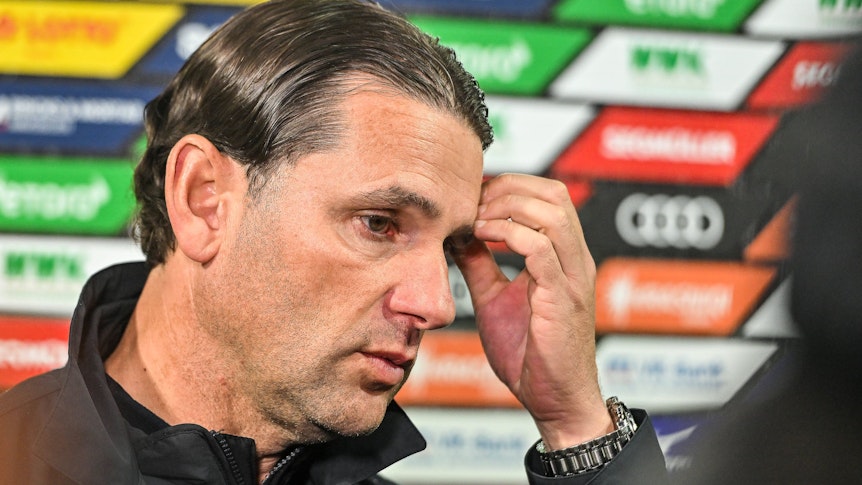 Gerardo Seoane fasst sich an die Stirn.