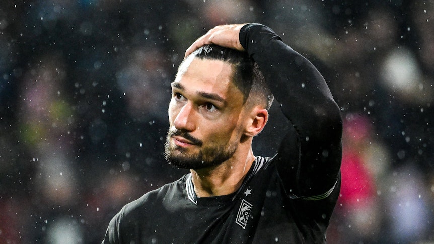 Borussia Mönchengladbachs Tim Keindienst greift sich nach dem Schlusspfiff im Bundesliga-Spiel beim FC Augsburg enttäuscht an den Kopf.