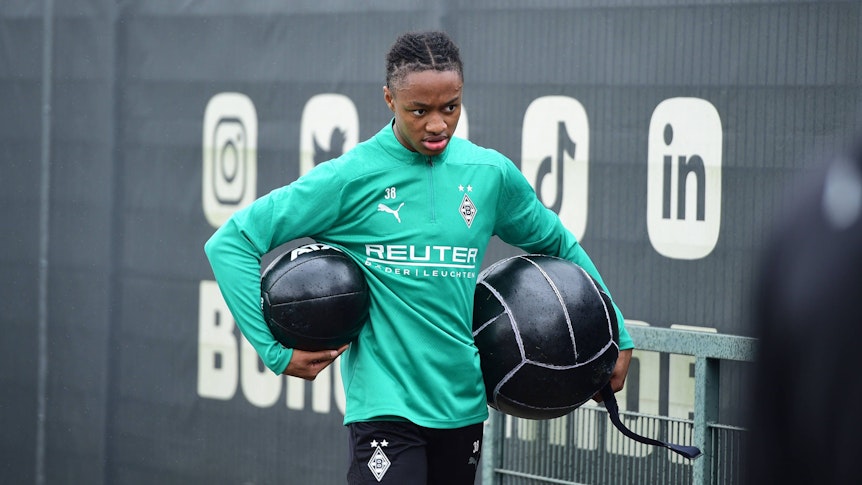 Borussia Mönchengladbachs Yvandro Borges Sanches trägt zwei Medizinbälle über den Trainingsplatz.