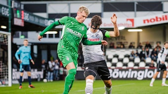 Gladbach Robin Hack im Zweikampf mit Verl-Kapitän Fabio Gruber im Testspiel am Donnerstag (10. Oktober 2024).