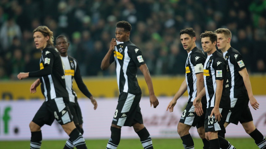 Reece Oxford im Kreise einiger anderer Gladbach-Spieler.