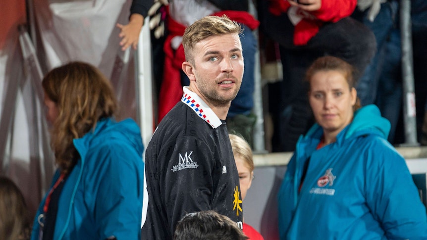 Christoph Kramer läuft auf den Platz und schaut auf die Tribüne hoch.