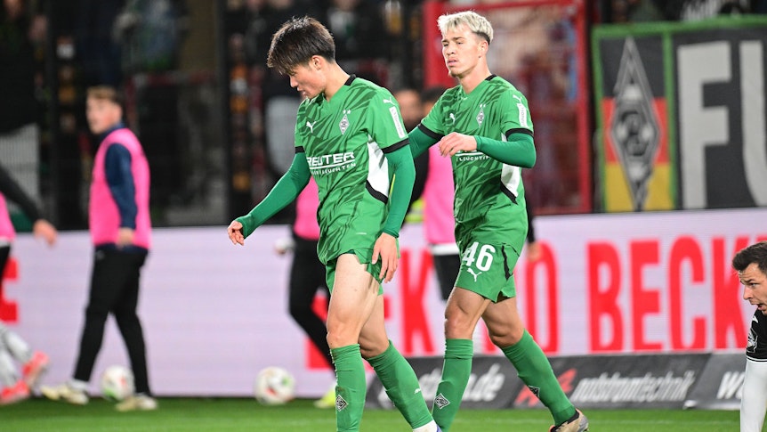 Shio Fukuda und Noah Pesch im Gladbach-Trikot.