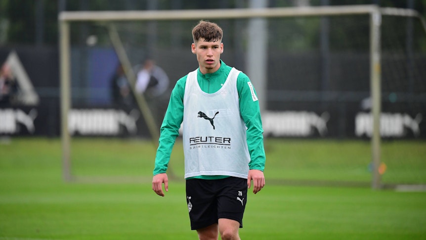 Luca Netz im Training mit Leibchen und geöffnetem Mund.