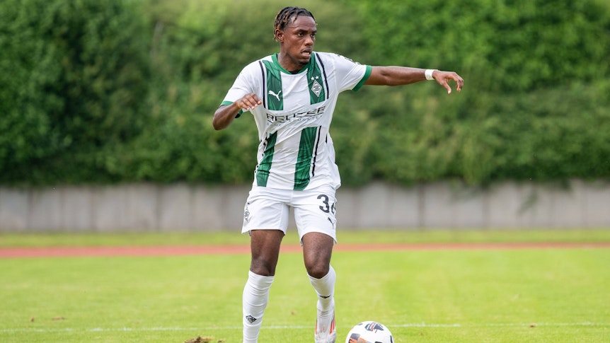 Charles Herrmann dribbelt mit dem Ball.