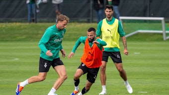 Marvin Friedrich und Franck Honorat im Training. Tim Kleindienst schaut zu.