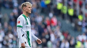 Robin Hack im Gladbach-Trikot lächelnd.