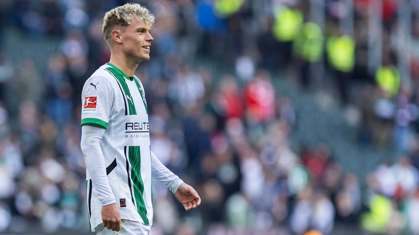 Robin Hack im Gladbach-Trikot lächelnd.