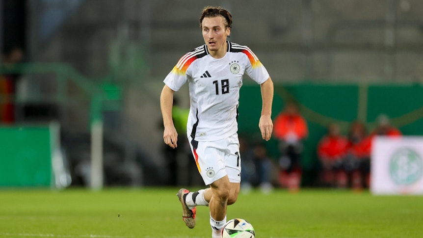 Rocco Reitz dribbelt im DFB-Trikot.