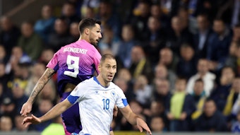 Tim Kleindienst bei einem Kopfballduell.