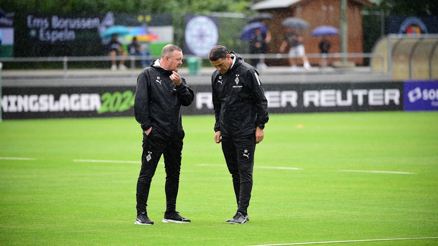 Roland Virkus und Gerardo Seoane stehen gemeinsam auf dem Trainingsplatz der Gladbacher.