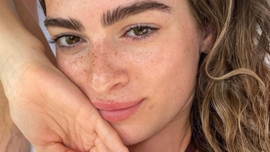 Laura Pflipsen lächelt auf einem Instagram-Selfie in die Kamera.