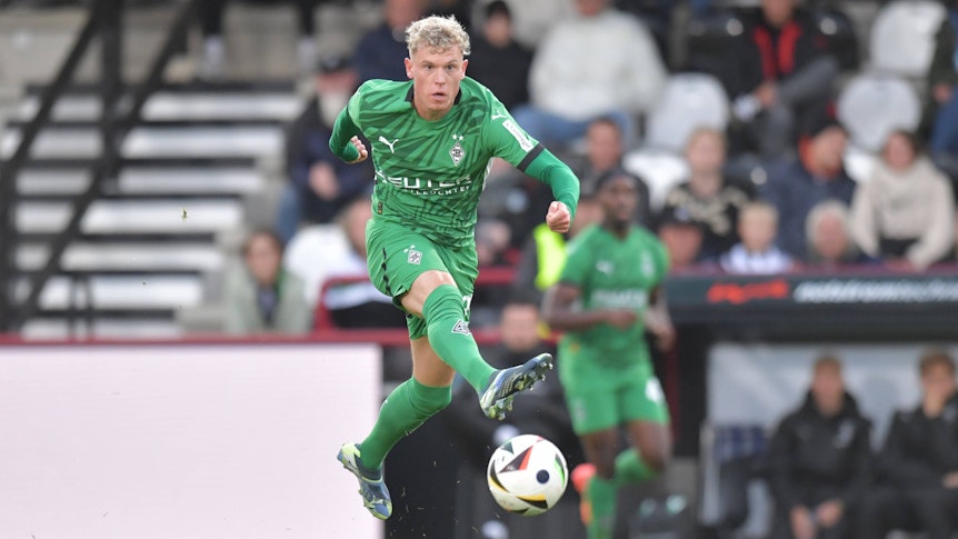 Borussia Mönchengladbachs Robin Hack zieht im Testspiel in Verl ab.