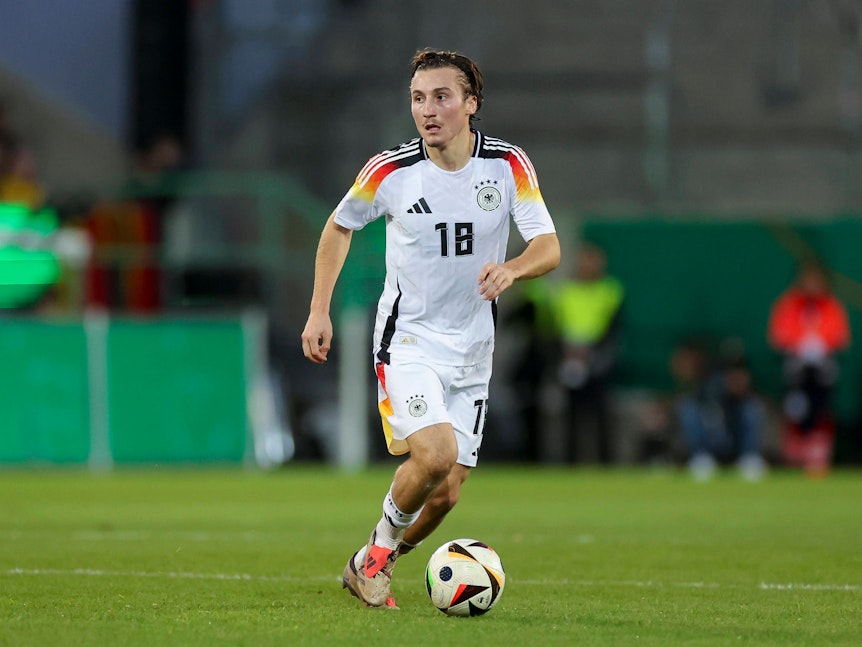 U21-Nationalspieler Rocco Reitz führt den Ball im Spiel gegen Bulgarien.