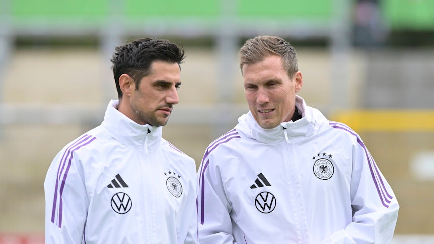 Co-Trainer Lars Stindl spricht auf dem Trainingsplatz mit U20-Nationaltrainer Hannes Wolf.