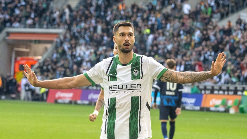 Borussia Mönchengladbachs Tim Kleindienst breitet nach seinem Tor gegen den 1. FC Heidenheim die Arme aus.