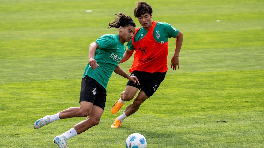 Kilian Sauck dribbelt gegen Shio Fukuda.