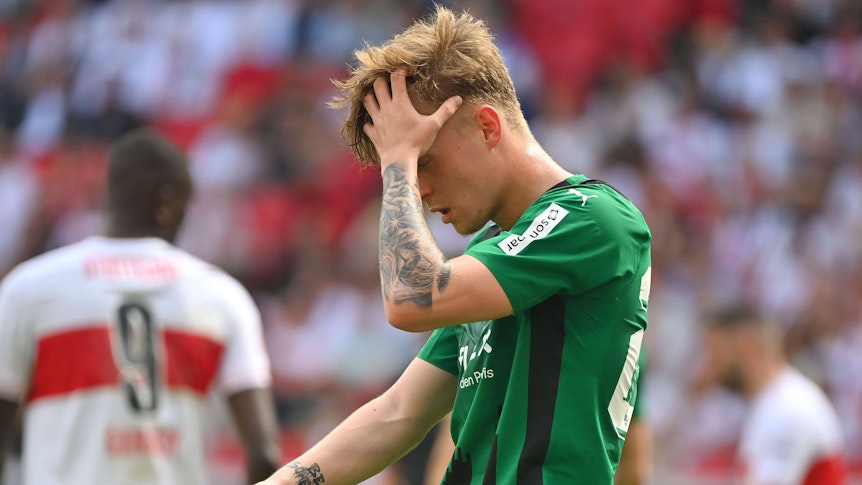Luca Netz ist enttäuscht und verbirgt sein Gesicht.