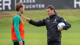 Gerardo Seoane erklärt Marvin Friedrich etwas im Training.