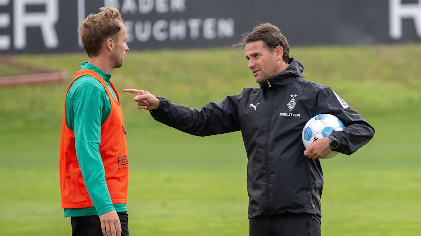 Gerardo Seoane erklärt Marvin Friedrich etwas im Training.