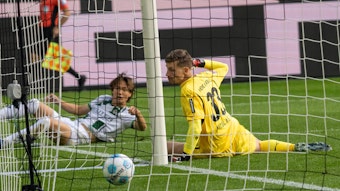 Moritz Nicolas und Ko Itakura können nur noch hinterherschauen, wie der Ball im Tor landet.