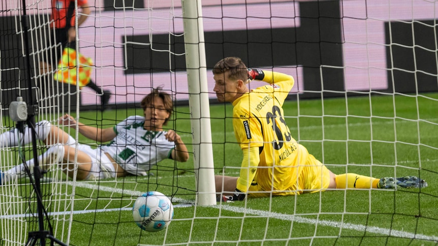 Moritz Nicolas und Ko Itakura können nur noch hinterherschauen, wie der Ball im Tor landet.
