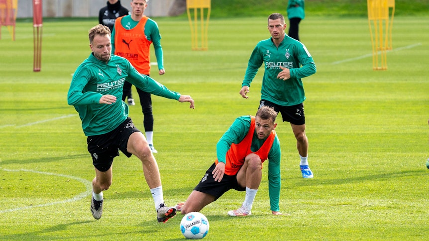 Profis von Borussia Mönchengladbach im Zweikampf beim Training.