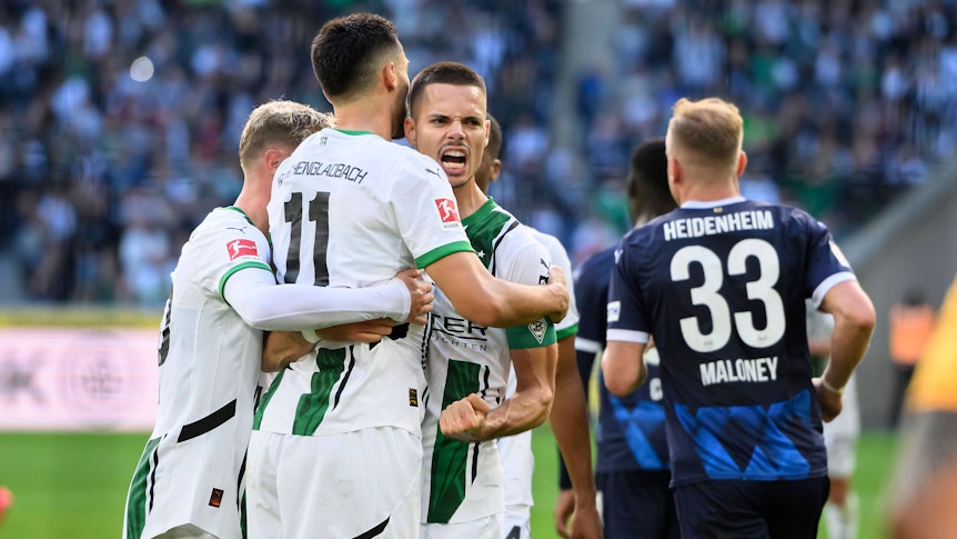 Spieler von Borussia Mönchengladbach jubeln über ein Tor von Tim Kleindienst.