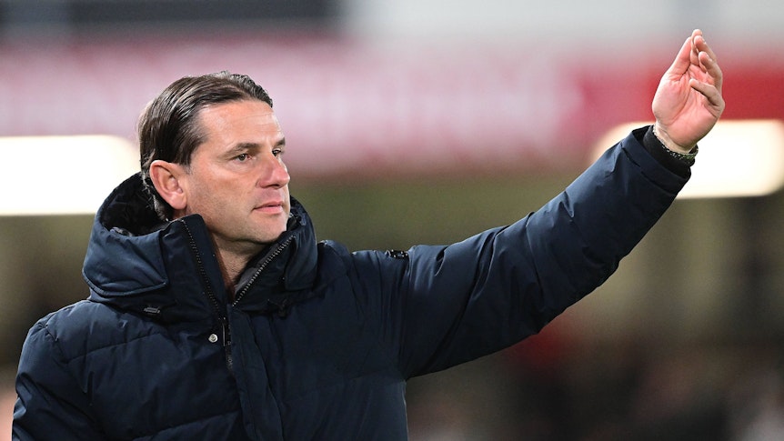 Borussia Mönchengladbachs Trainer Gerardo Seoane gibt beim Testspiel in Verl an der Seitenlinie Anweisungen.