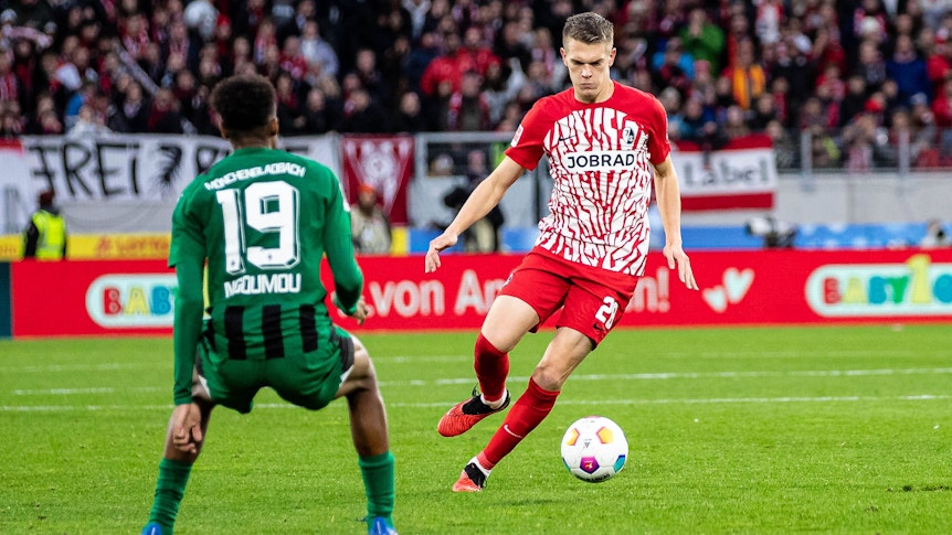 Matthias Ginter dribbelt gegen einen Gladbach-Spieler.