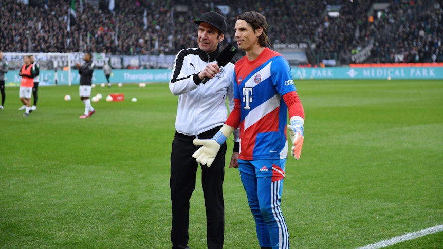 Torsten Knippertz hält Yann Sommer ein Mikro im Borussia-Park vor den Mund. Sommer trägt Trainingsklamotten des FC Bayern München.