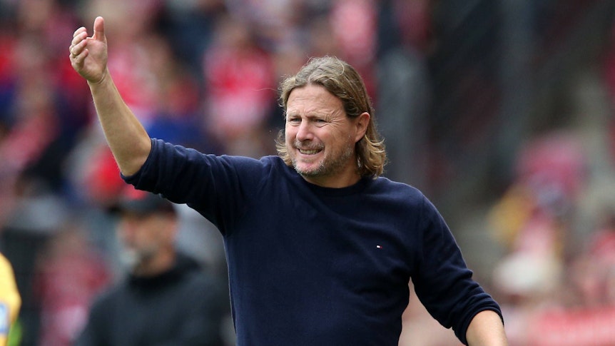 Mainz-Trainer Bo Henriksen gestikuliert am Spielfeldrand während des Spiels gegen RB Leipzig.