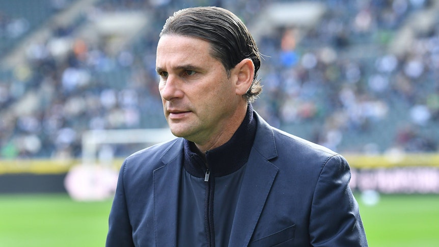 Gerardo Seoane im Anzug am Spielfeldrand.